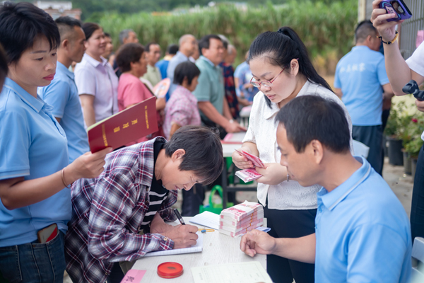 板銮村合作社股民签字领取分红。李天一摄